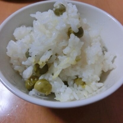 畑で豆採りして、子供と一緒に豆むきしました。
子供も喜んで食べてくれました。おいしかったです。